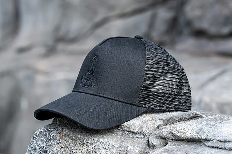 Casquette Soft Black Christian Audigier filet noir avec logo brodé à l'avant en noir, vue de côté